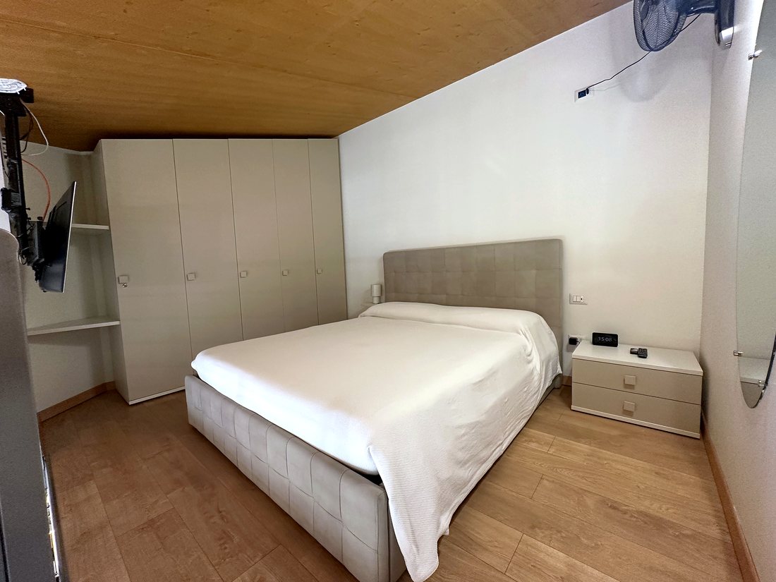 Camera con armadio a muro e letto matrimoniale