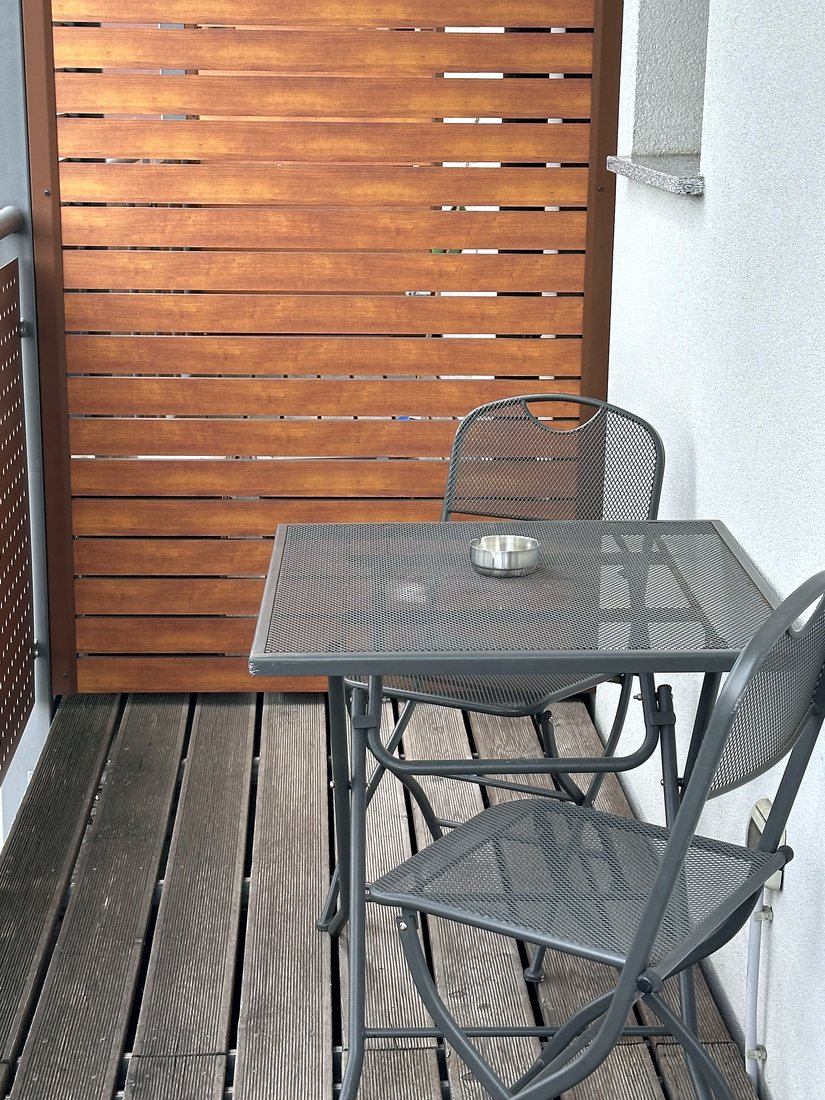 Terrazzino privato con tavolino e due sedie