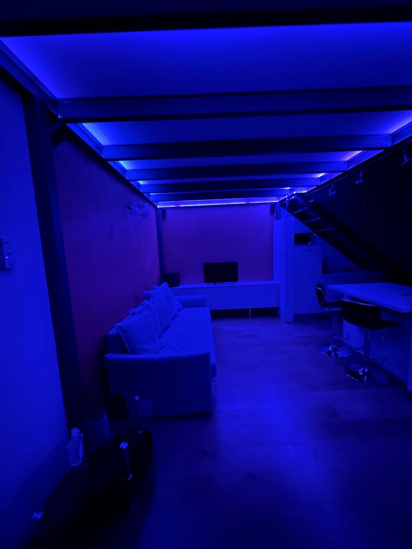 Il loft illuminato di blu dalle luci LED a soffitto