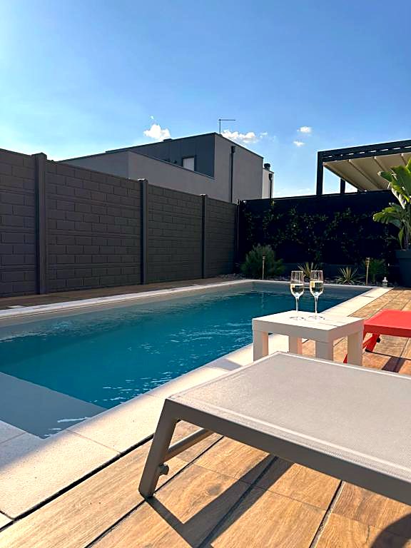 La piscina privata della villa MO&VI con lettino e calici a bordo vasca