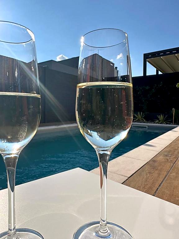 Due calici in primo piano con la piscina sullo sfondo