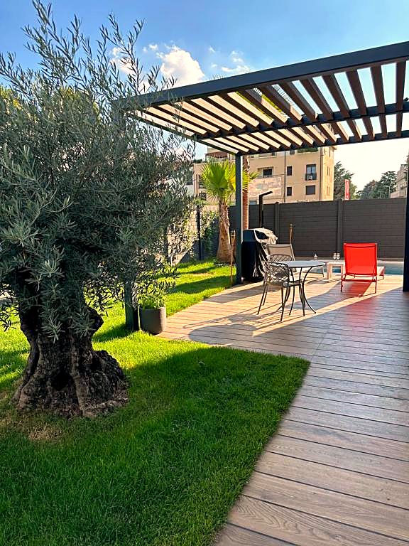 Pergola in legno con tavolo e sedie affacciata sul prato