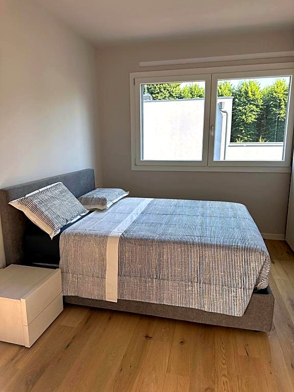 Camera da letto della villa con letto matrimoniale e finestra sul giardino